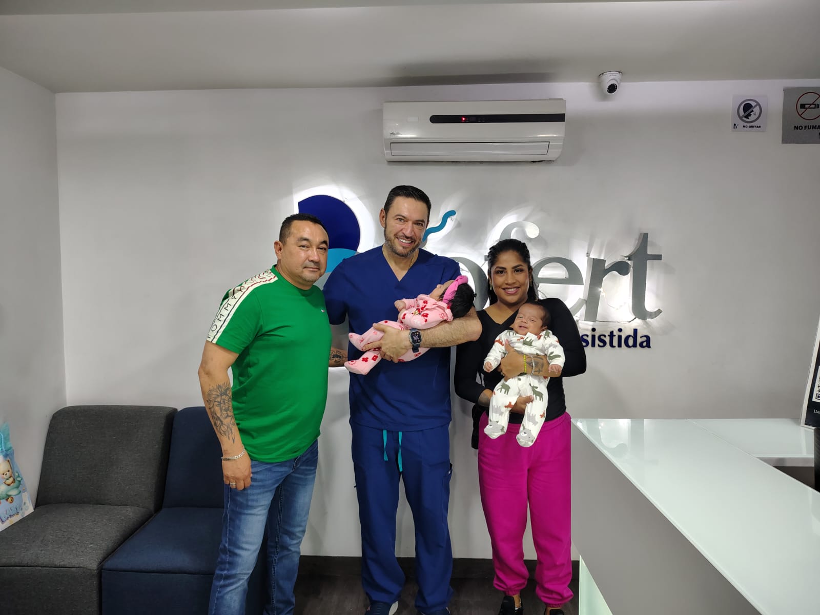 Familia con su bebé logrado en Biofert